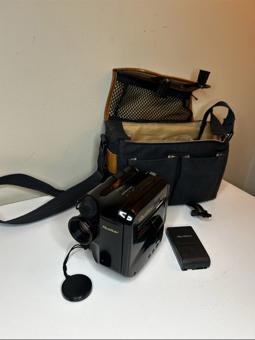 Quasar Palmcorder Cassette 8x Auto Focus , Charger, Battery Pack, And Bag